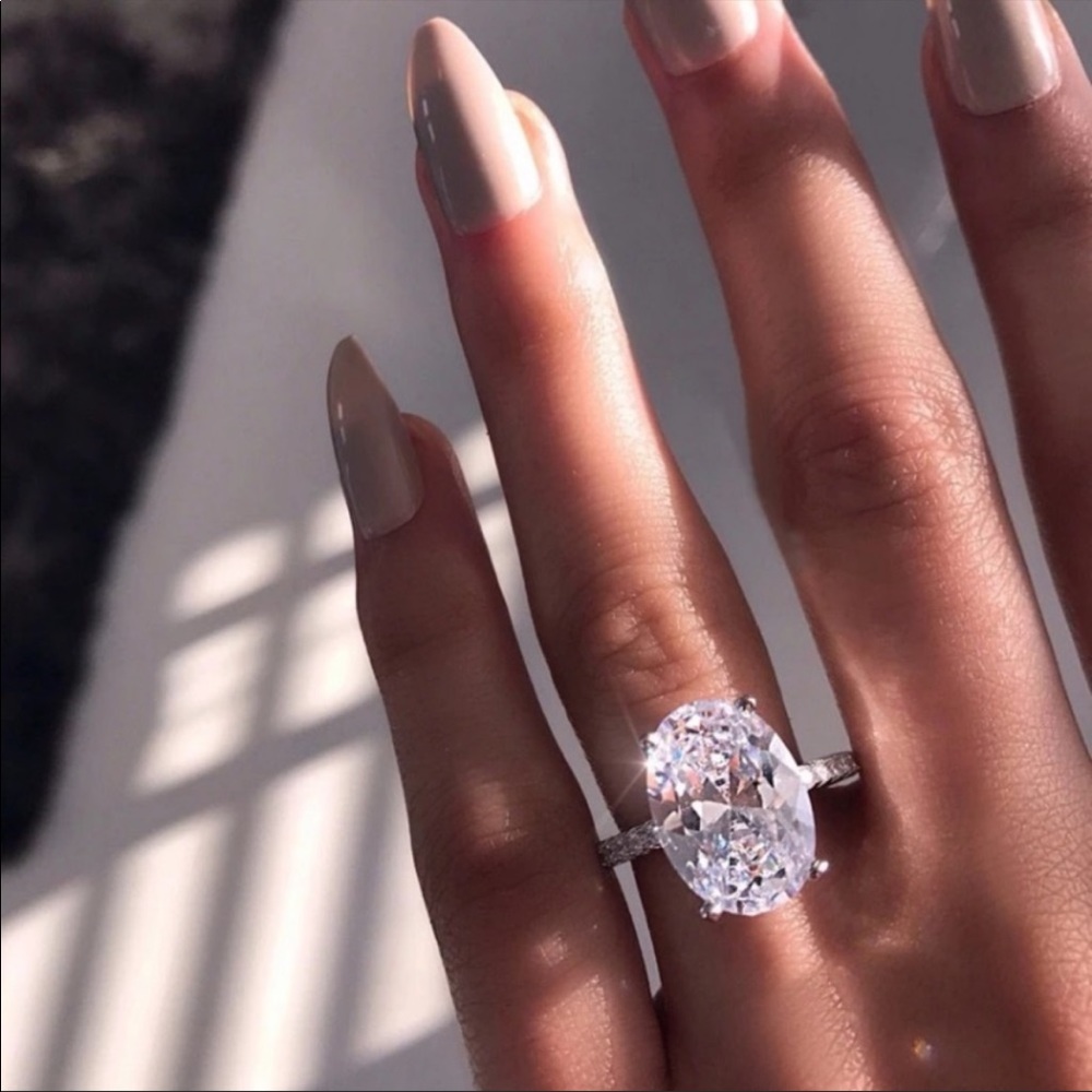 NEW 9CT OVAL WHITE SAPPHIRE 925 SILVER RING